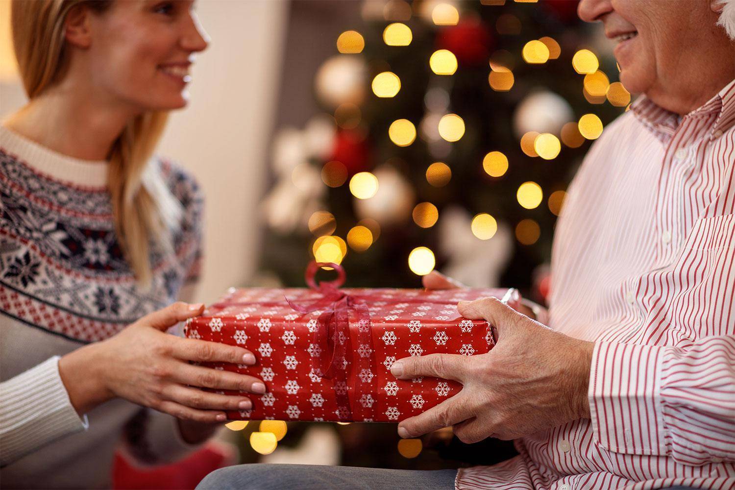 Как правильно учесть новогодние подарки и не переплатить налоги — секрет фирмы