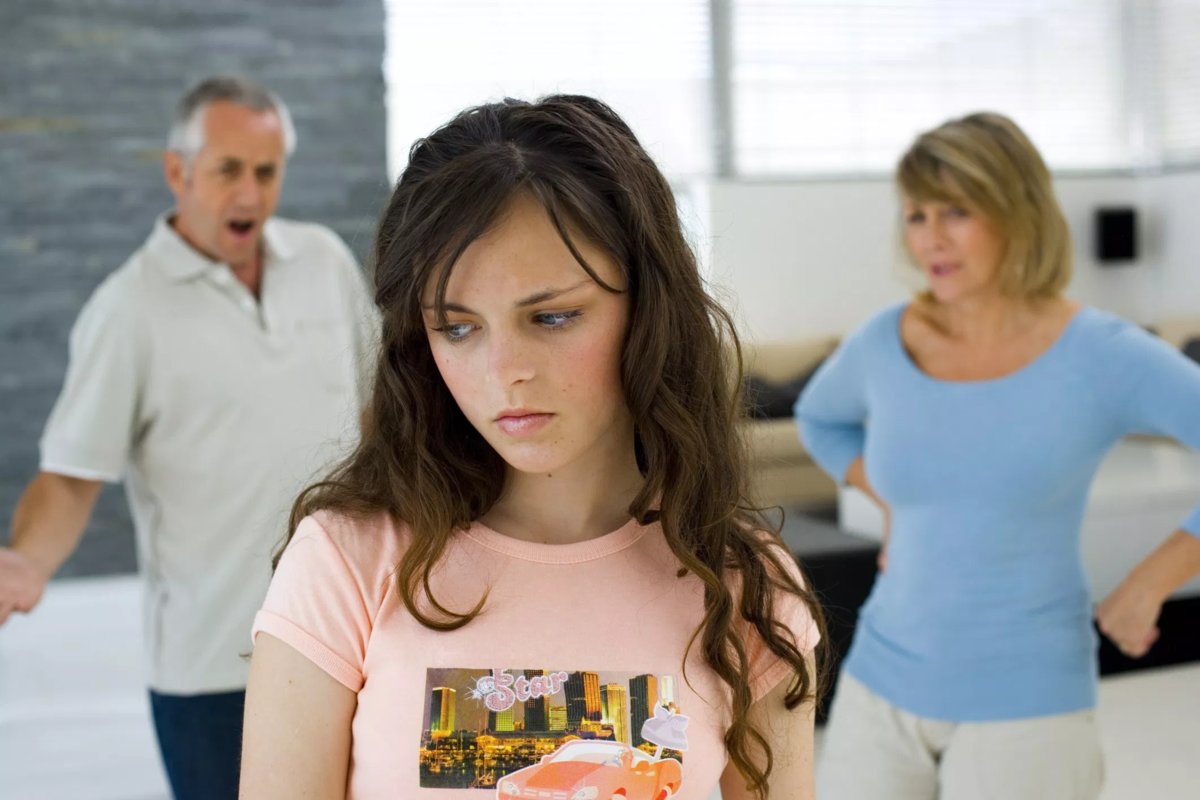Плохие отношения между родителями. Подростки и родители. Воспитание подростка. Подросток ссорится с родителями. Недовольный подросток.