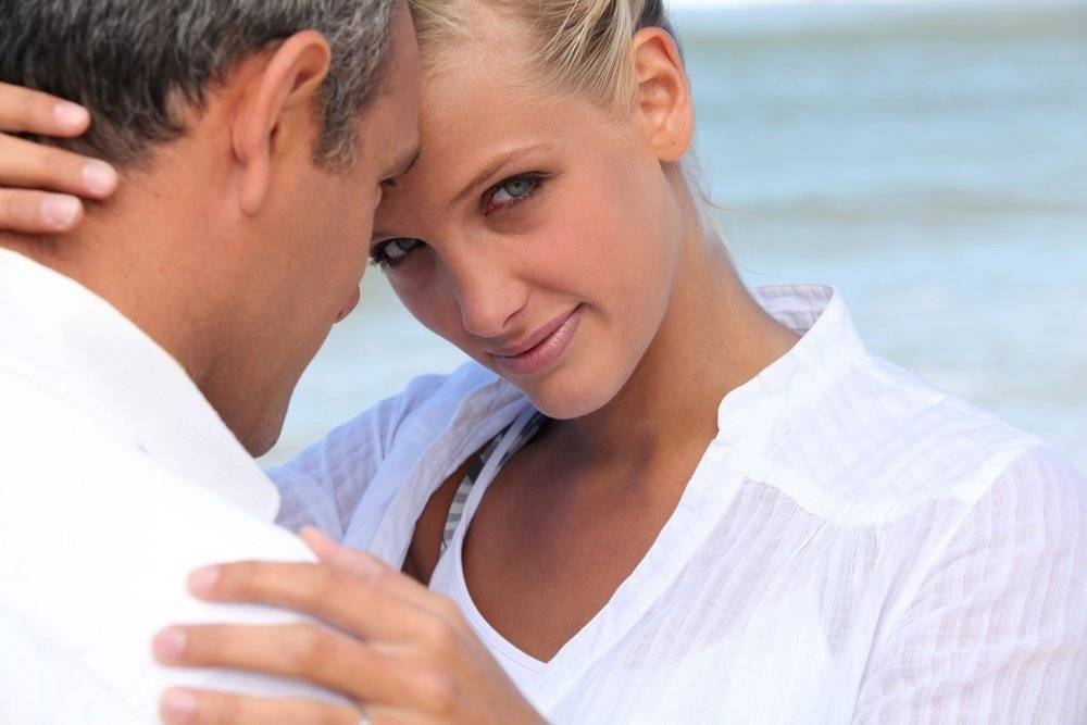 9 причин, почему женщины встречаются с молодыми парнями