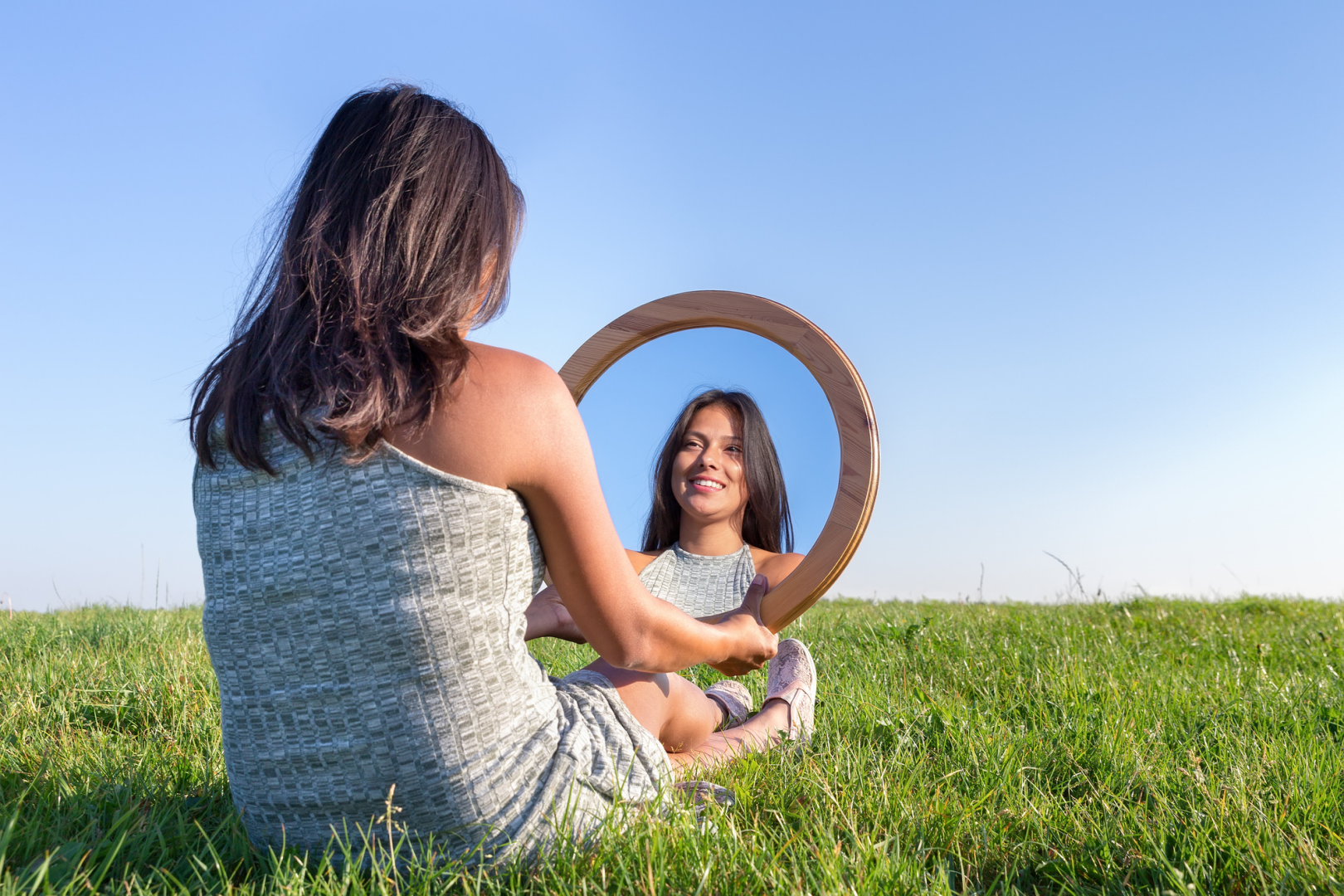 Личность заботиться. О женщина. Принятие себя и любовь к себе. Самооценка. Отражение в зеркале.