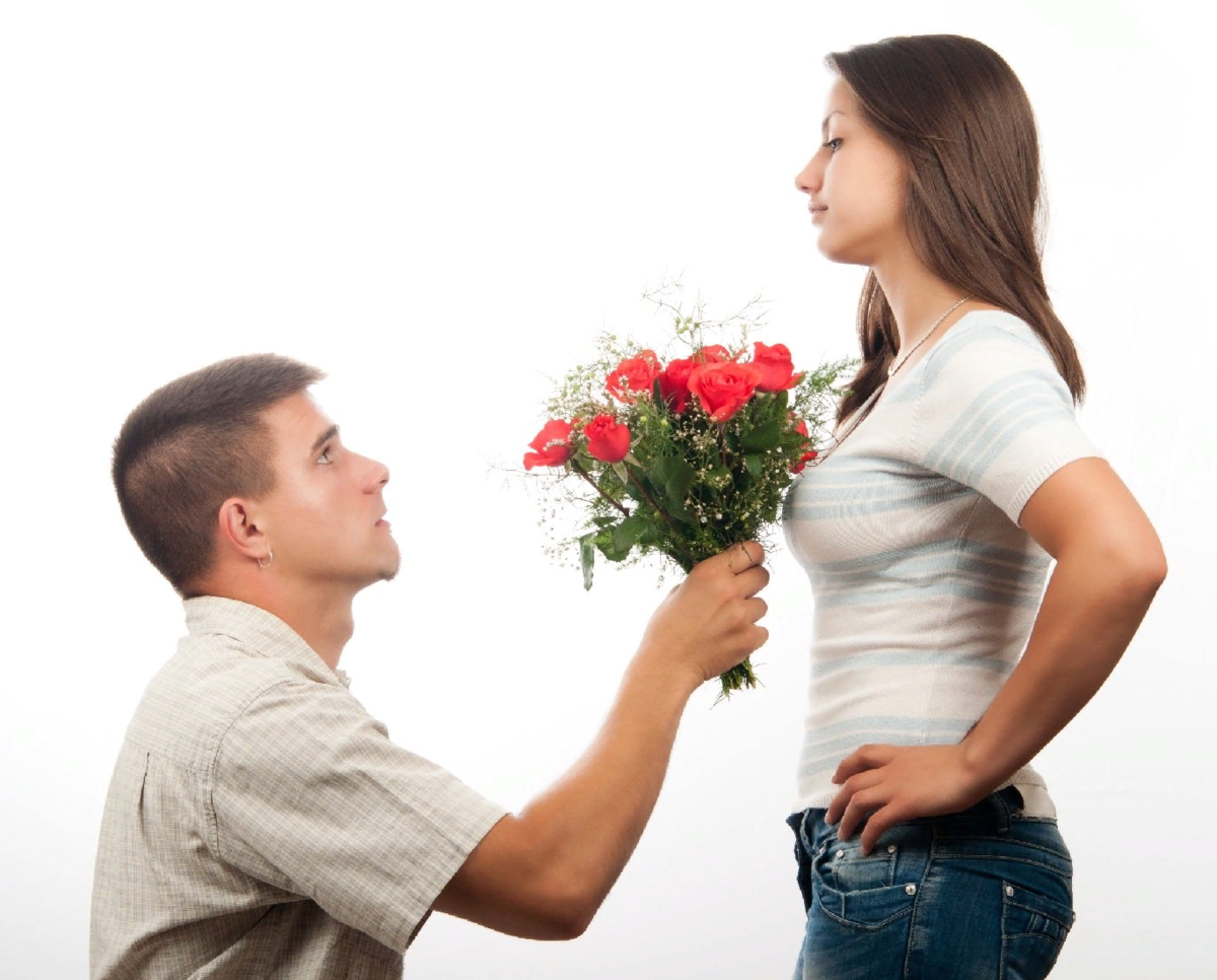 Баба просит мужика. Парень даритдеаушке цветы. Парень дарит девушке цветы. Девушке дарят цветы. Мужчина дарит цветы женщине.
