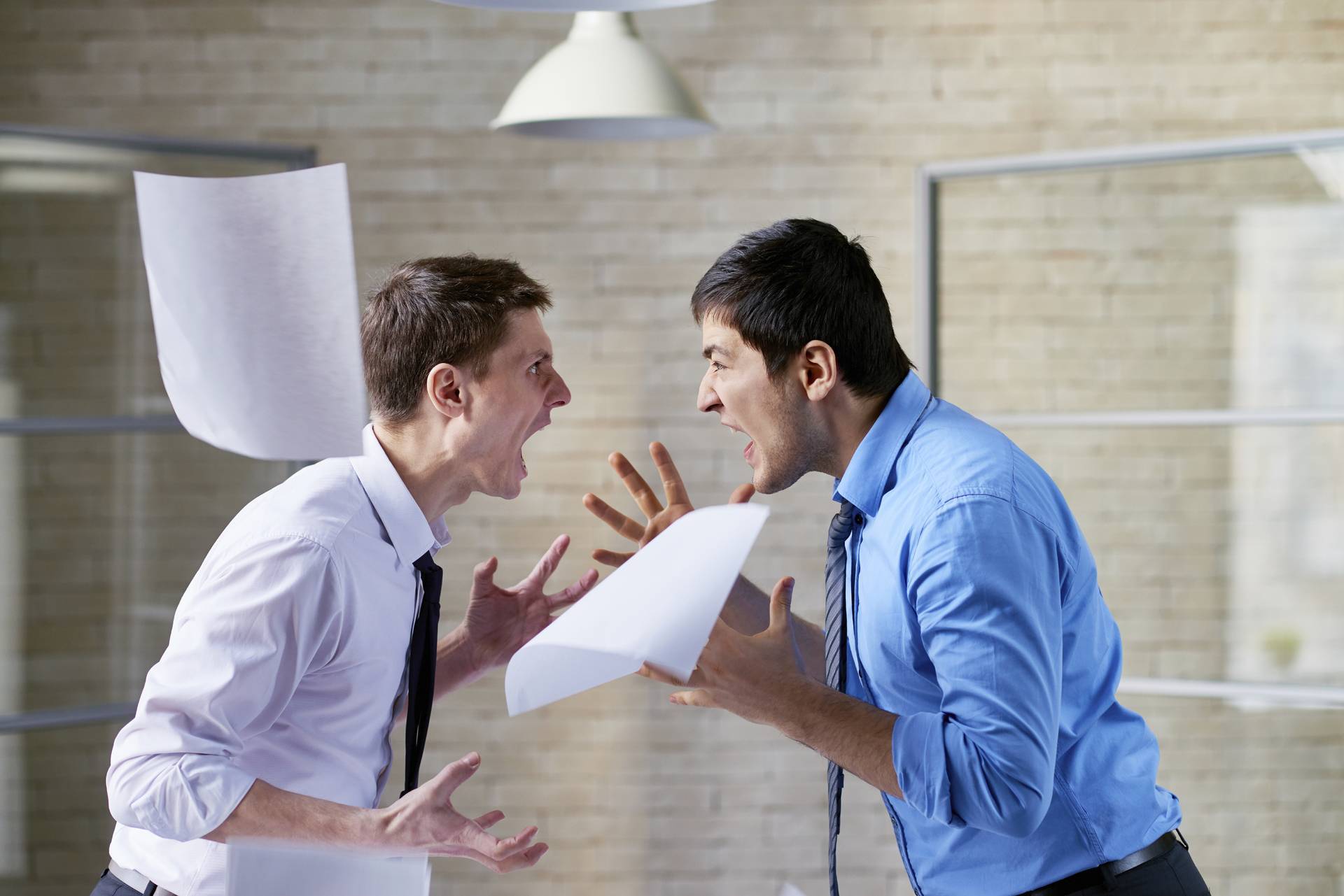 Отношения с коллегами на работе: как правильно общаться и наладить связи?