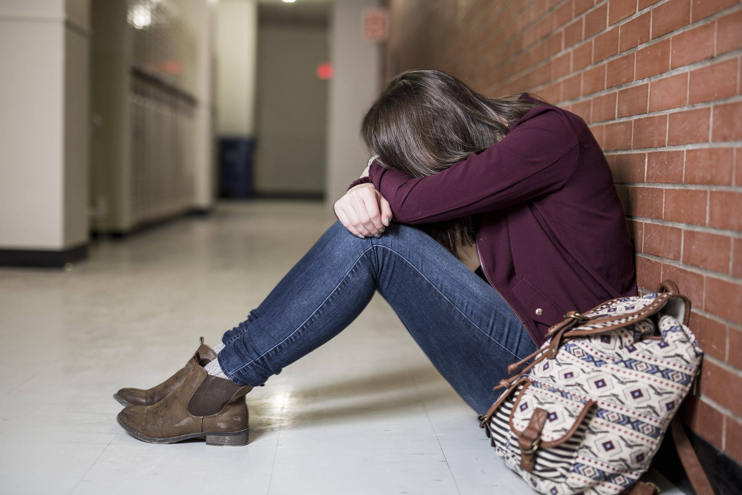 Подростковая депрессия: симптомы, факторы риска и помощь