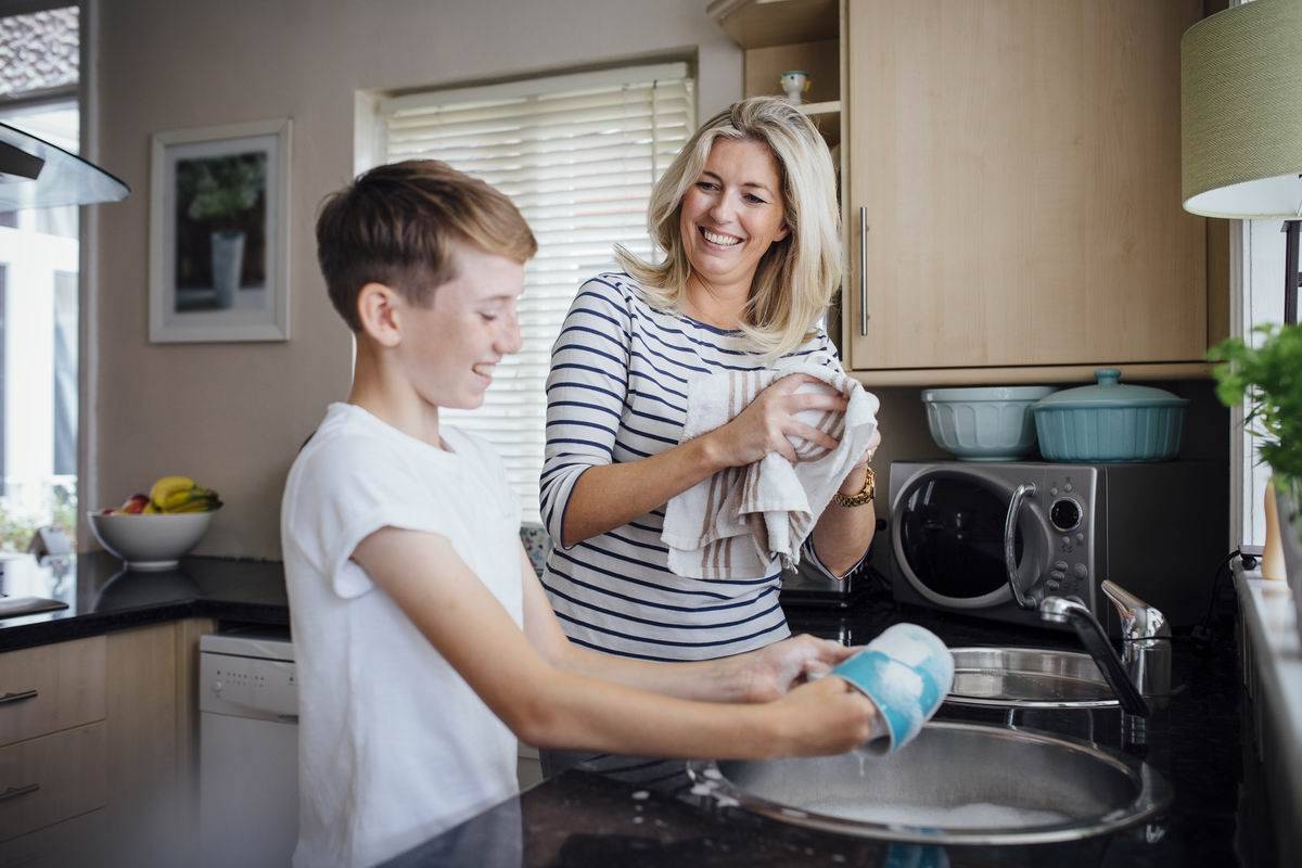 Как приучить сына к домашнему хозяйству?