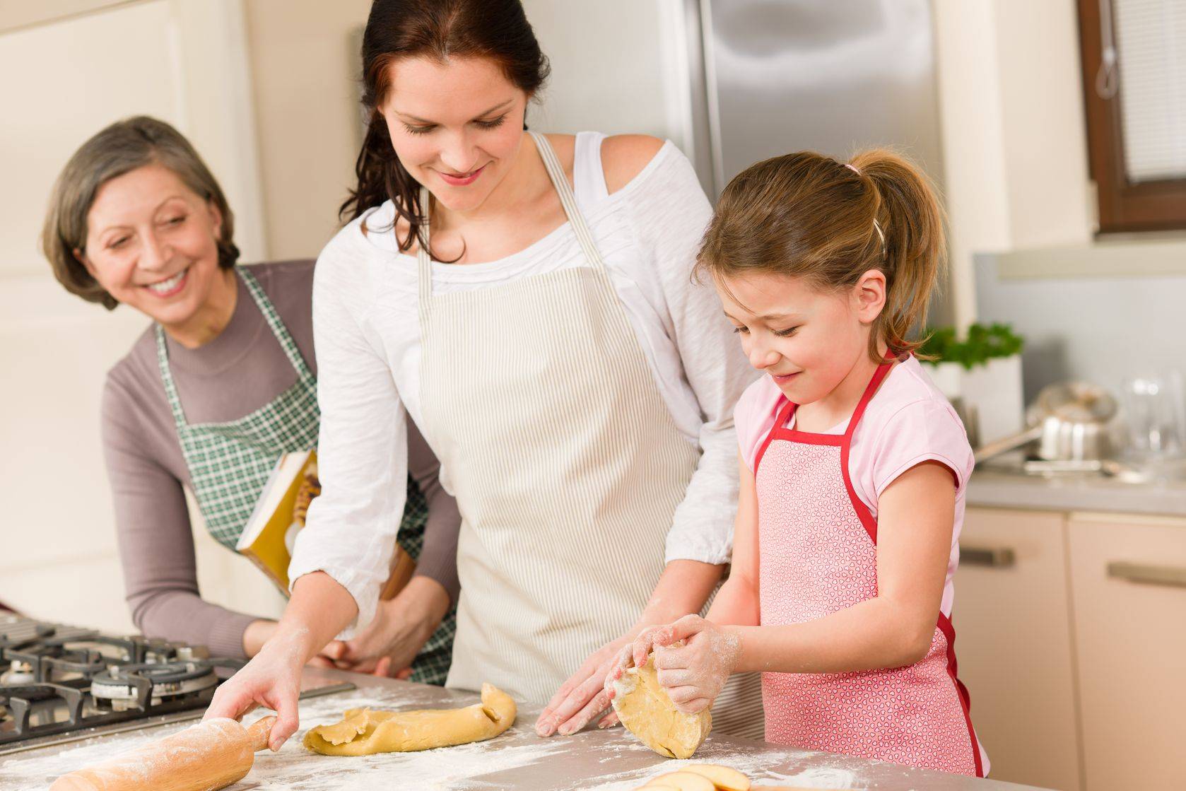 Мама учит ретро. Мама с ребенком на кухне. Кухня для детей. Готовка с семьей. Семья готовит.