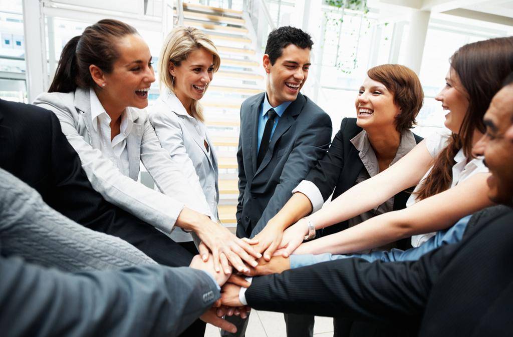 Отношения на работе с коллегами: как правильно вести себя в коллективе?