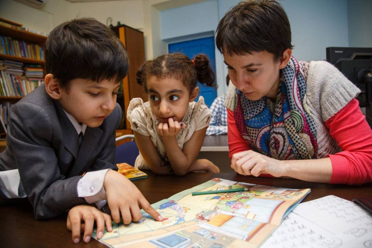 На каких условиях детей мигрантов принимают в детские сады и школы?