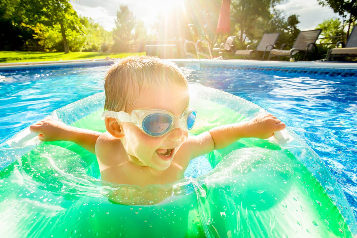 Внимание! правила безопасного  поведения  при купании детей в надувном или каркасном бассейне