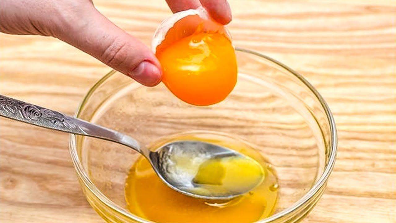 Ложка масла ложка лимонного сока. Яйцо и мед. Маска для волос из желтка. Желток яйца. Ложка для яиц.