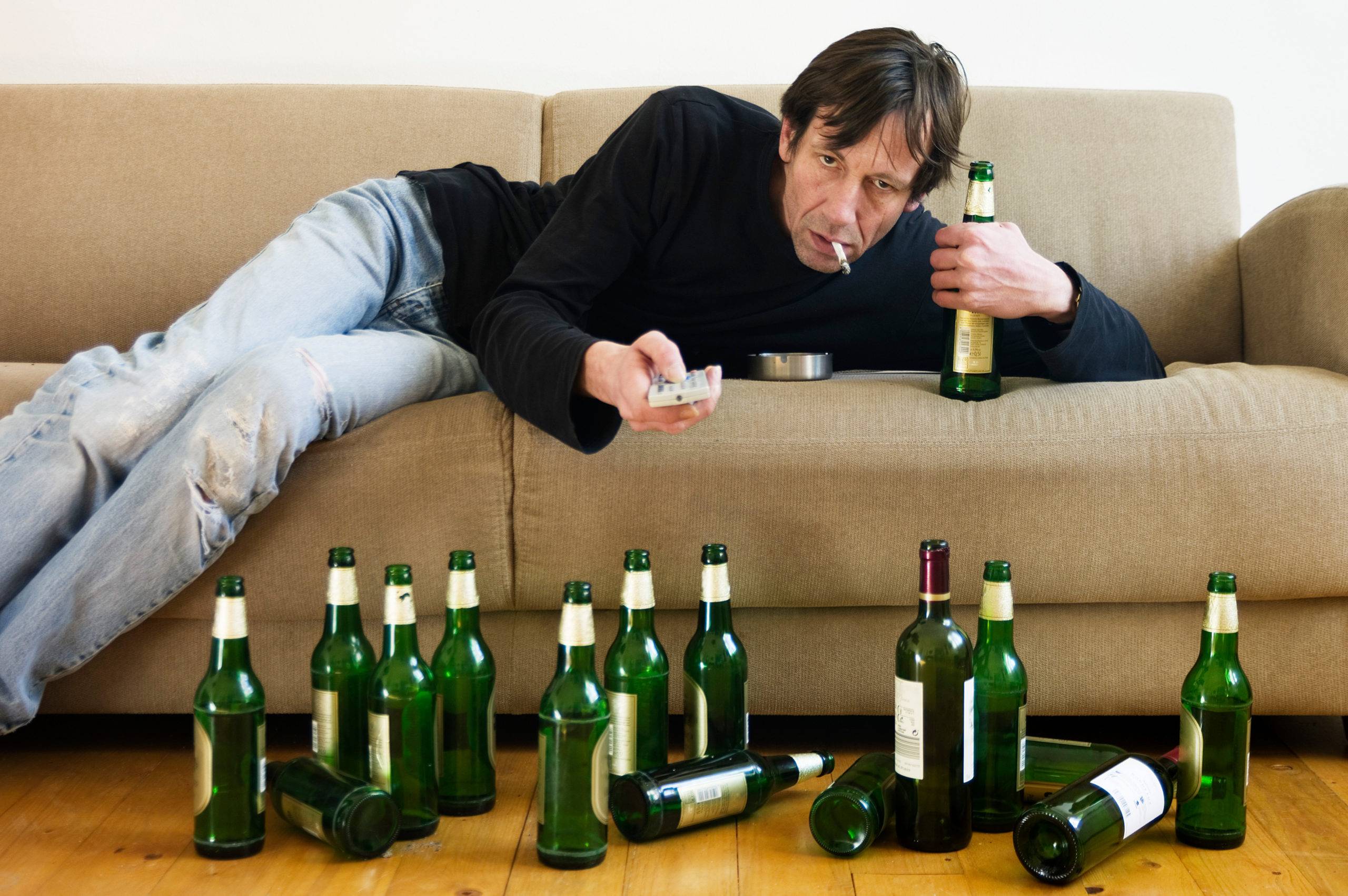 Как правильно вести себя с алкоголиком в семье