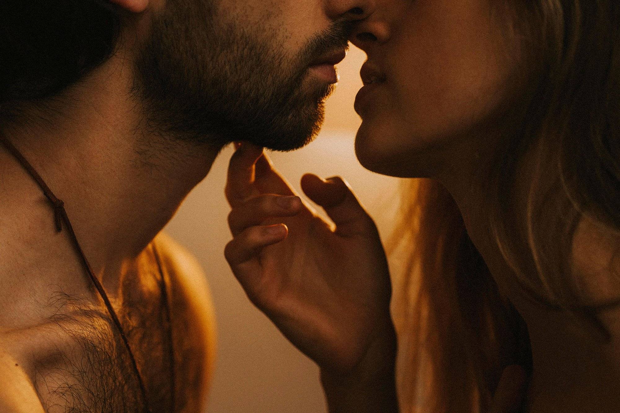 Фото поцелуя мужчины и женщины страсть