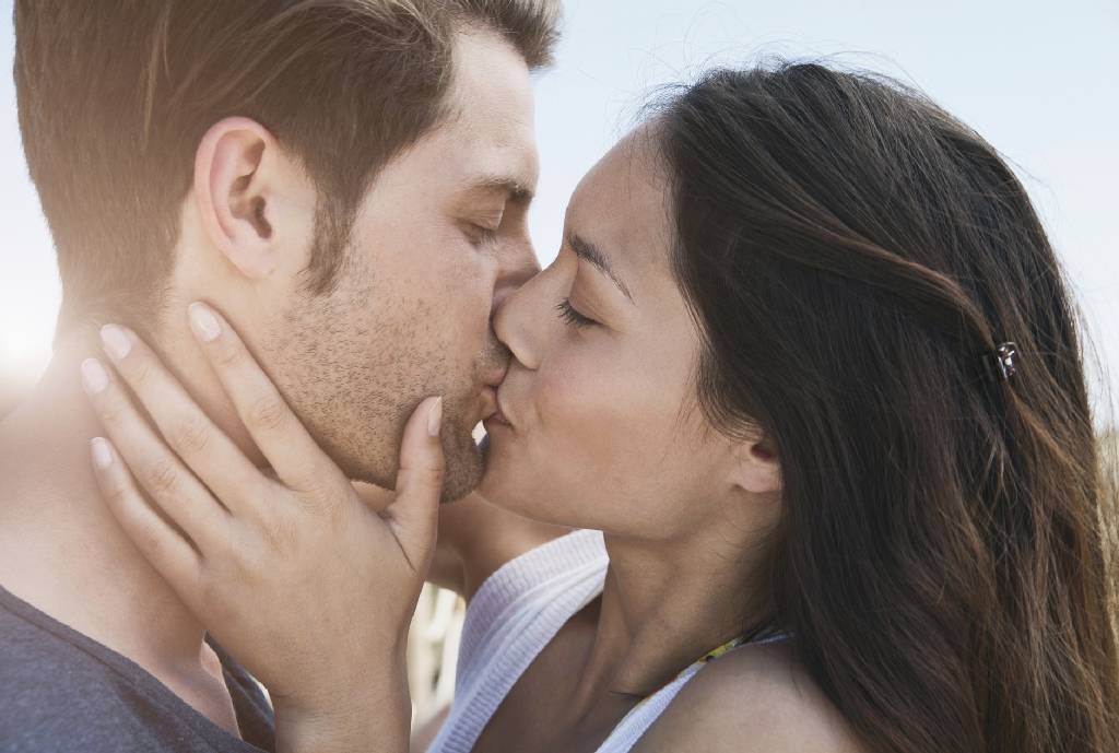 Как намекнуть на поцелуй парню? что значит поцелуй