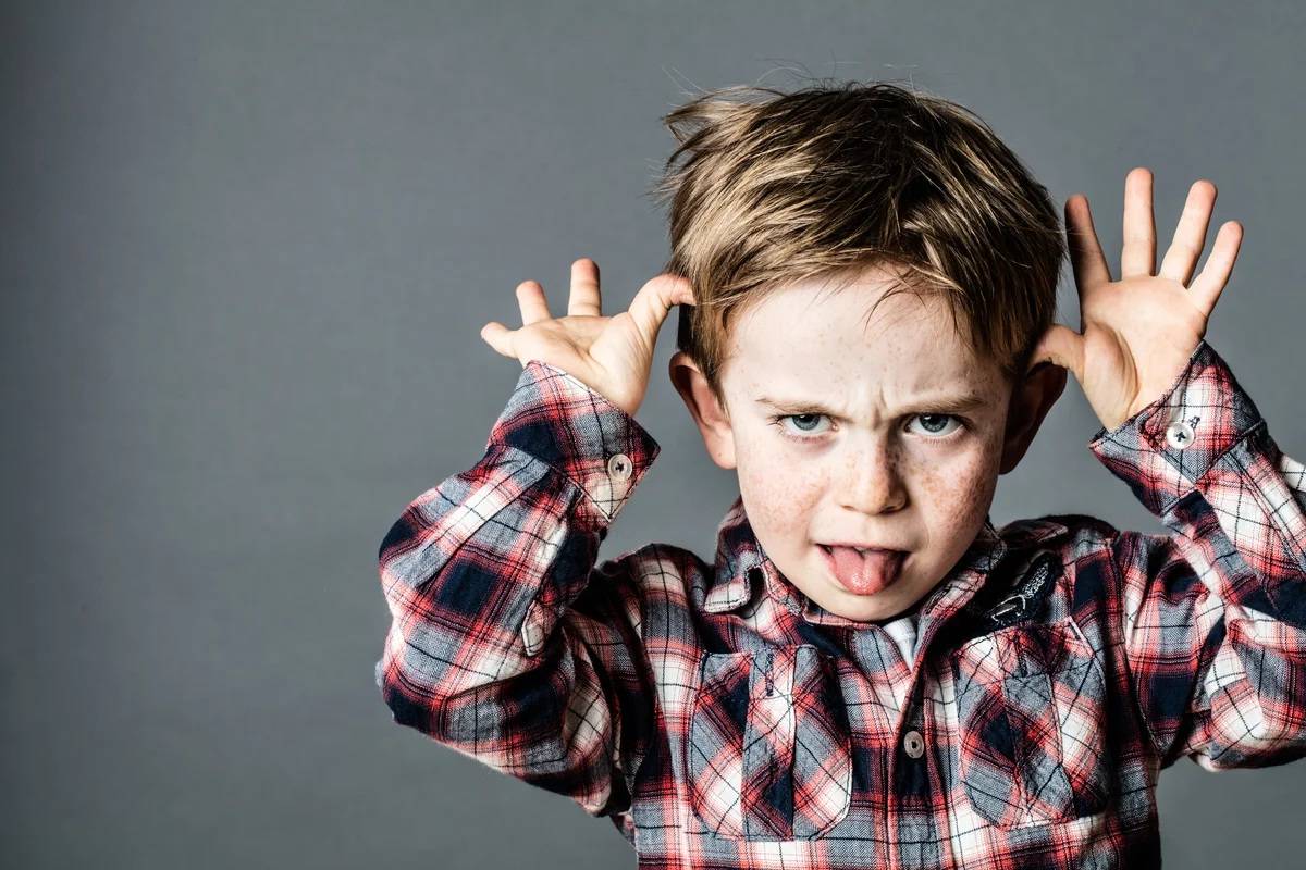 Ребенок 4 года не слушается и часто закатывает истерики — что делать