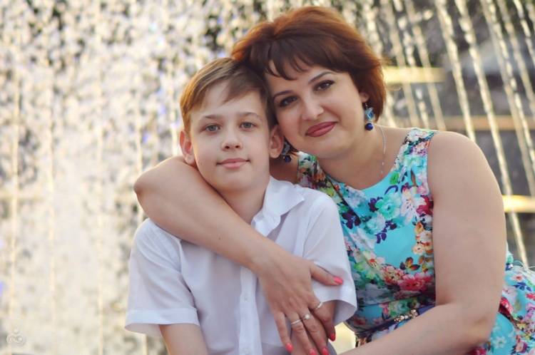 Мама и 12 летний сын. Русская женщина с сыном. Странные отношения мамы и сына. Инвест сына и матери. Обычная женщина с сыном.