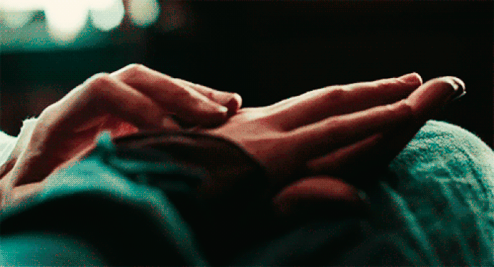 Мужчина любит пальцем. Поглаживание рук. Ласки руками. Прикосновение рук. Нежное поглаживание руки.