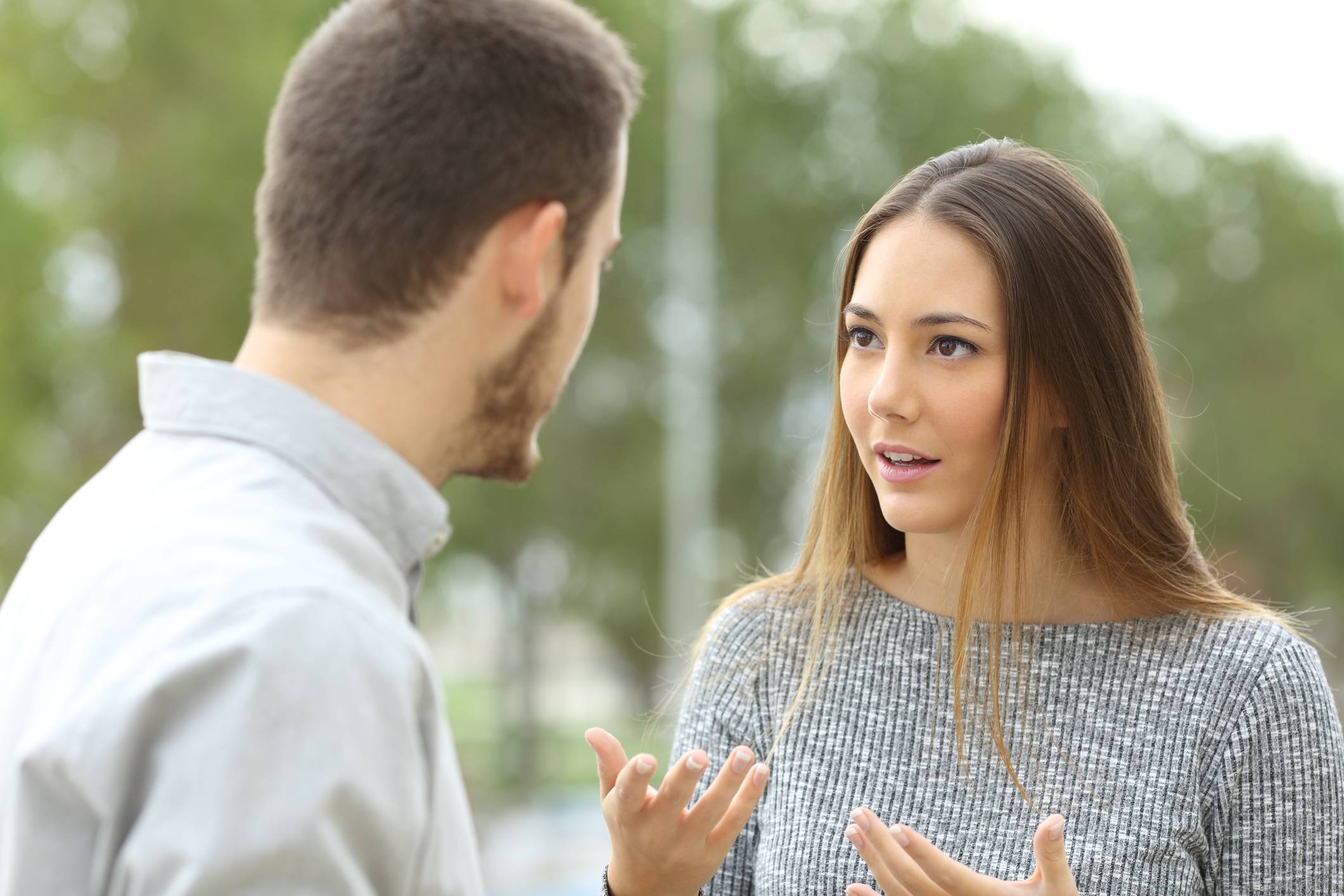 Невербальные признаки общения между мужчиной и женщиной – как их различить и почему нам выгодно знать о них?