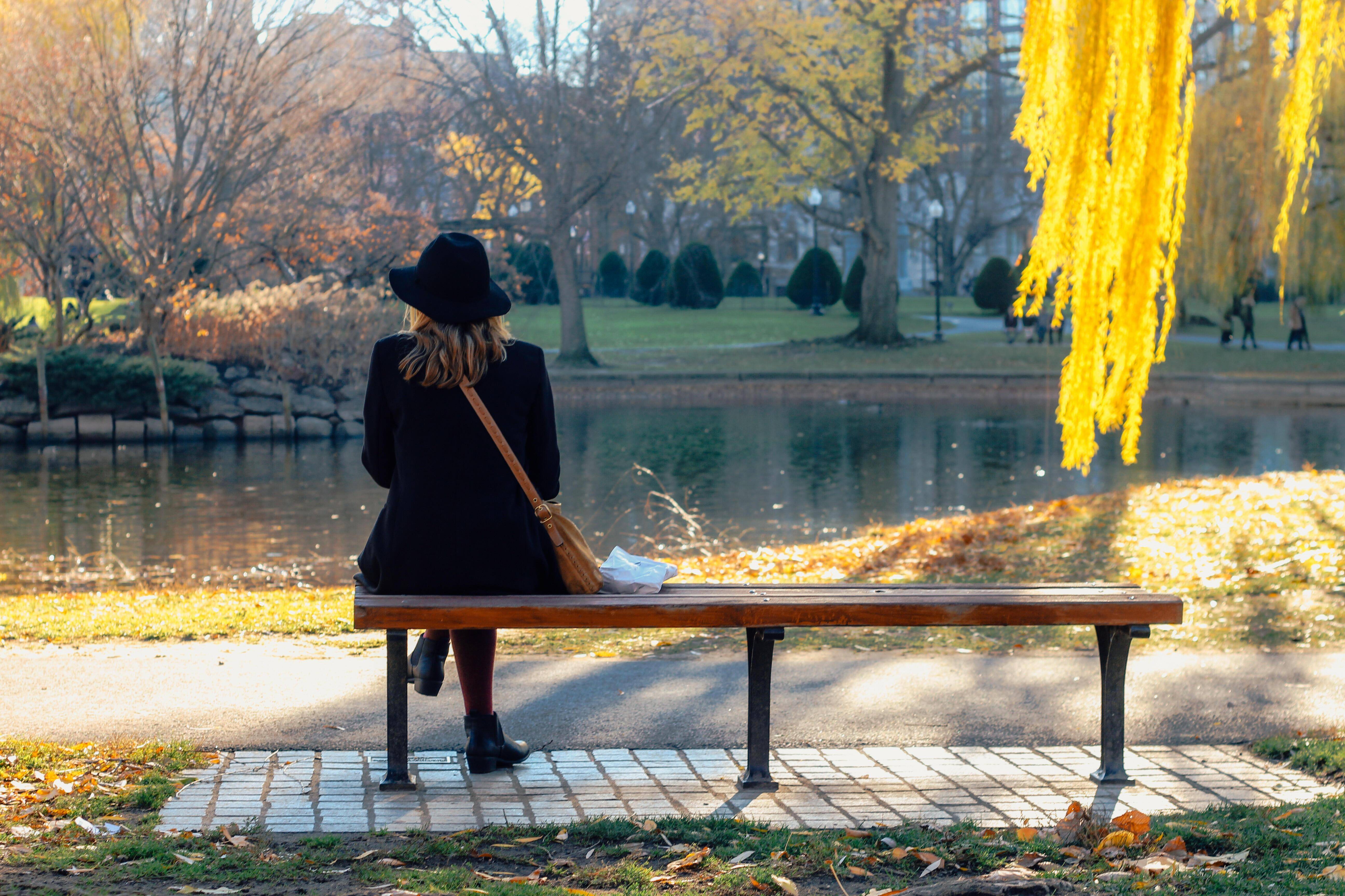 Устаю от прогулок. Осень одиночество. Осенняя хандра. Женщина в парке на скамейке осенью. Осень хандра.