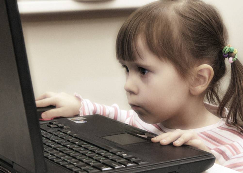Включи ребенку интернет. Компьютер для детей. Детям об интернете. Девочка возле компьютера. Нежелательный контент для детей в интернете.