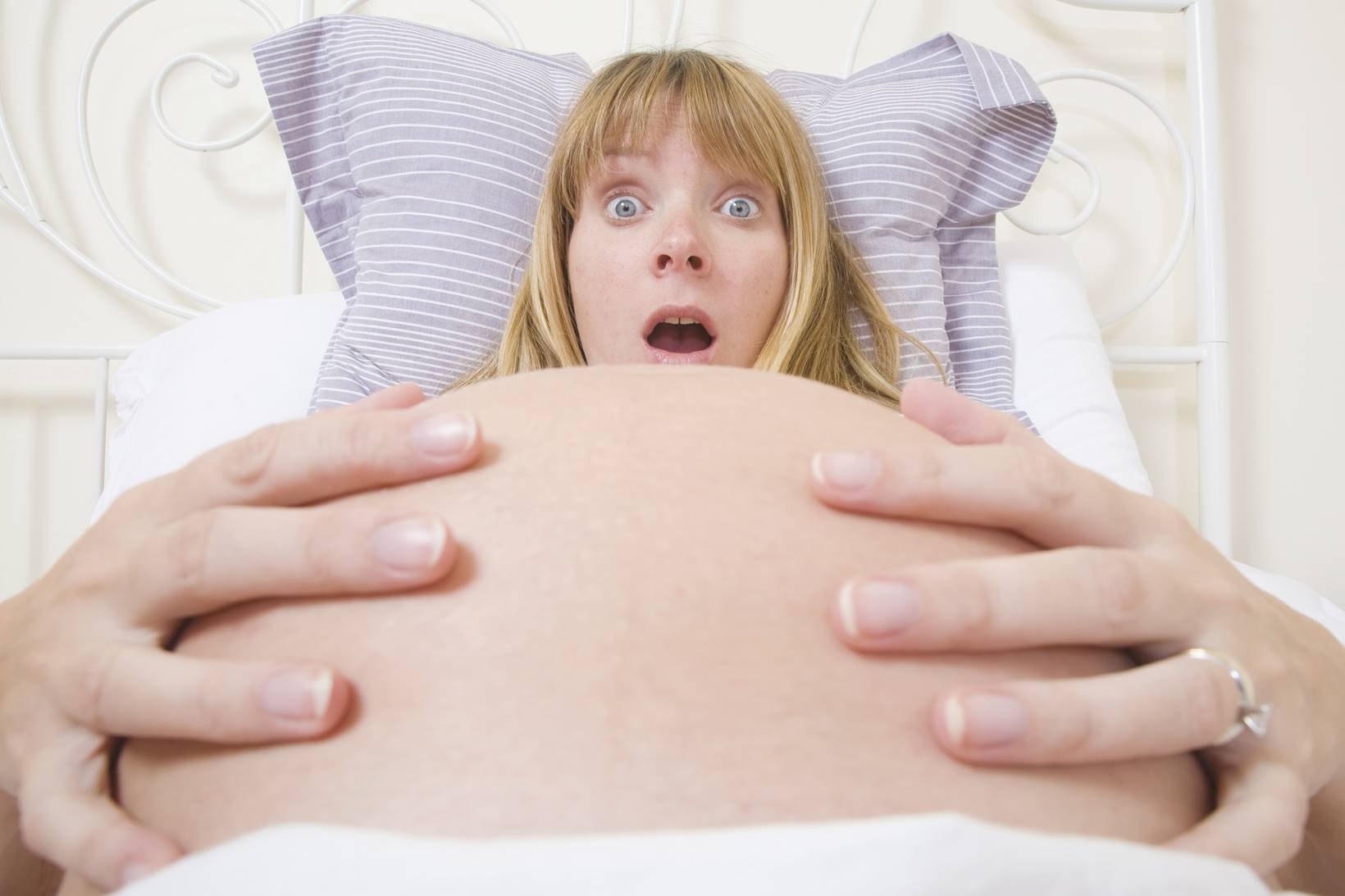 Боли сильнее родов. Беременна женщены рожают. Страх беременности. Страх беременности и родов. Страхи беременных женщин.
