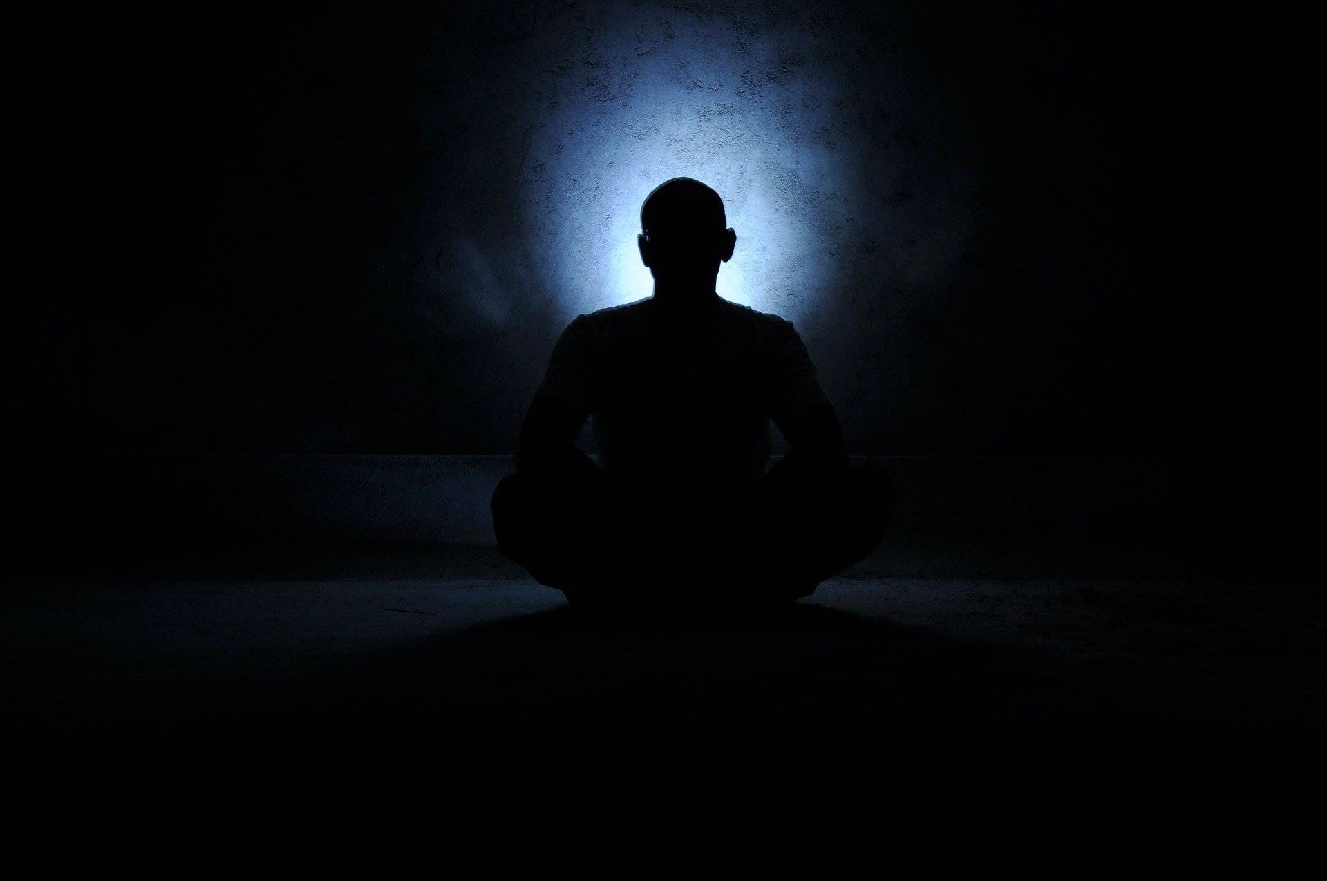 Темная сторона медитации: в каких случаях развитие осознанности может привести к психологическому кризису — нож