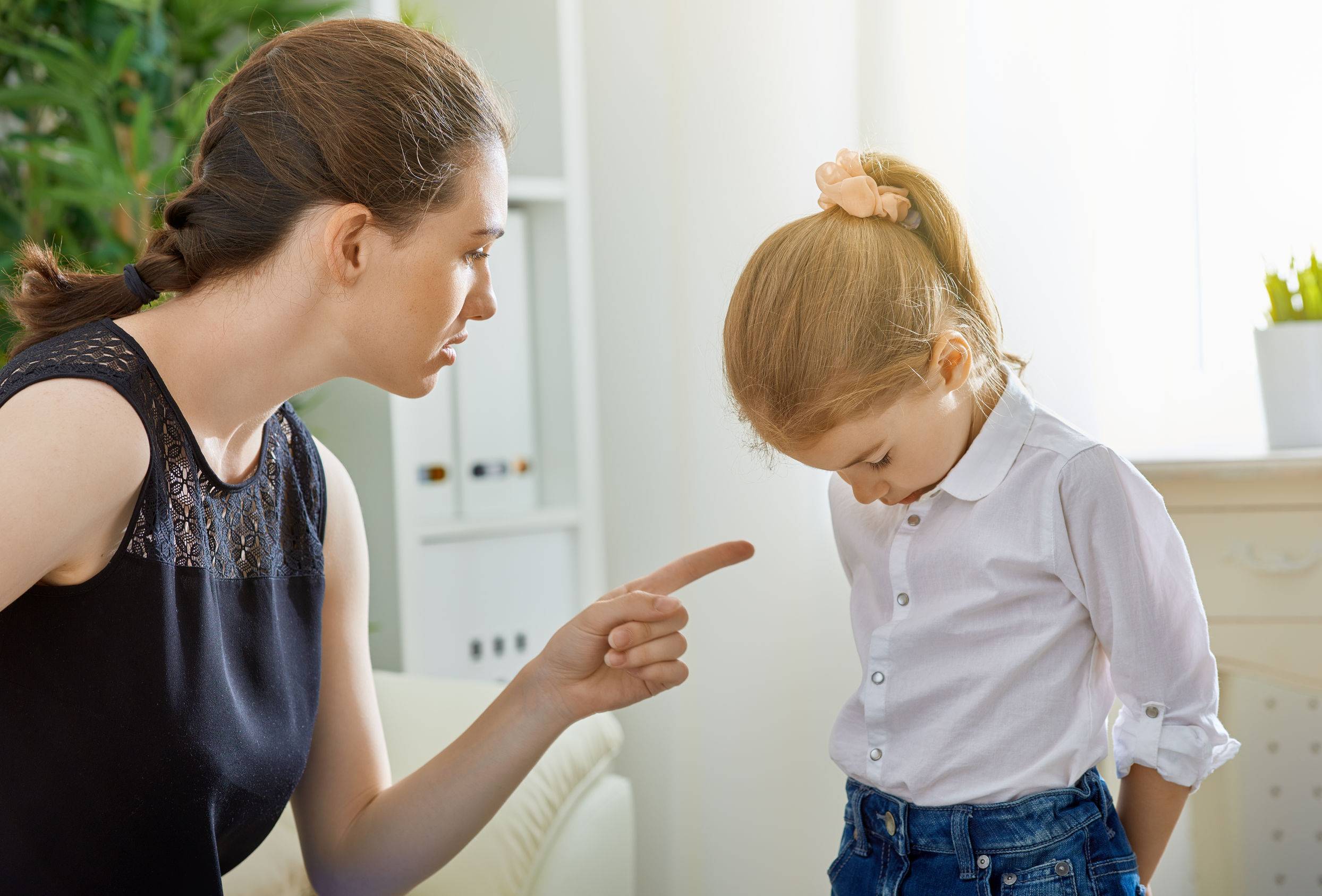 14 фраз, которые ни в коем случае нельзя говорить ребёнку